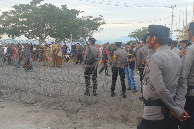 Halau Massa, Polisi Pasang Kawat Berduri di Gudang Logistik KPU Jeneponto