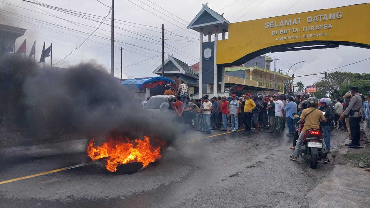 Ribuan Warga Berunjuk Rasa di Depan Kantor KPU Jeneponto