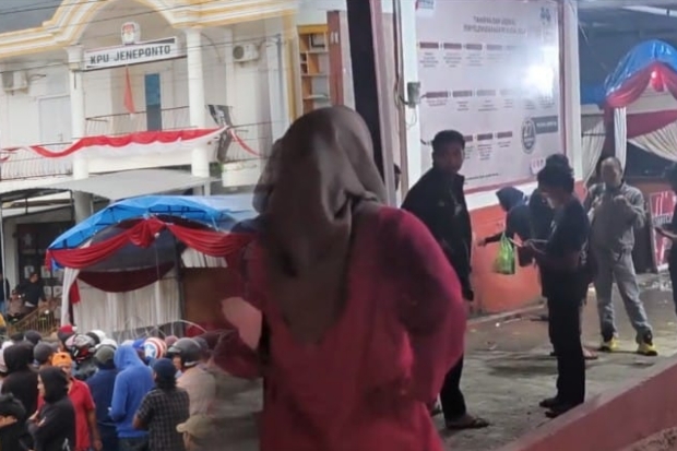 Tidak Dijaga Ketat Aparat, Kantor Bawaslu Jeneponto Diserbu Massa Paslon