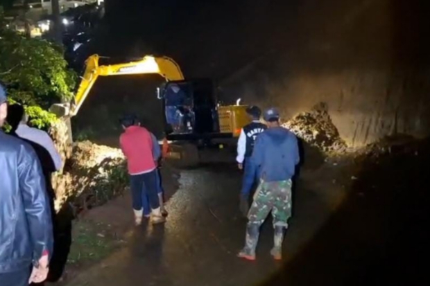 Longsor Tutupi Akses Jalan Penghubung di Malino, Kapolsek Turunkan Alat Berat