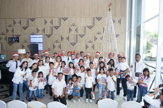 Hotel Mercure Makassar Sambut Natal dengan Lit The Christmas Tree