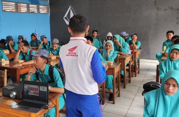 Astra Motor Sulsel Edukasi Safety Riding ke PT Malindo & SMKN 2 Maros