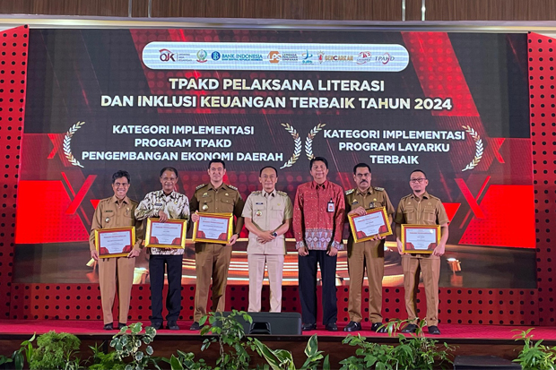 Pj Bupati Pinrang Hadiri TPAKD Summit 2024 dan Terima Penghargaan Literasi Keuangan Terbaik