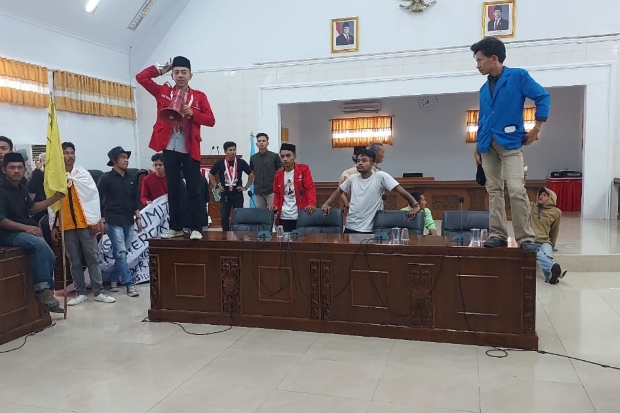 Gelar Unjuk Rasa, Mahasiswa Duduki Ruang Rapat Paripurna DPRD Bantaeng