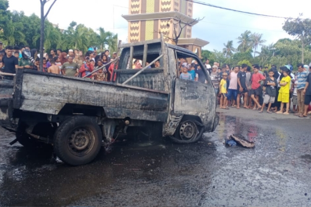 Mobil Pikap Diduga Angkut BBM Ilegal Hangus Terbakar di Bantaeng