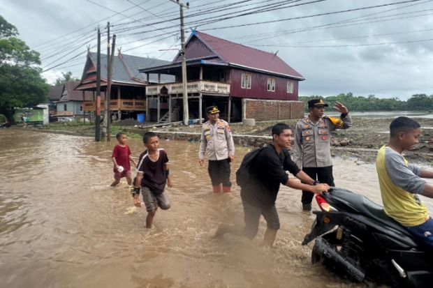 Curah Hujan Tinggi, Ruas Jalan di Jeneponto Tergenang hingga 30 Cm