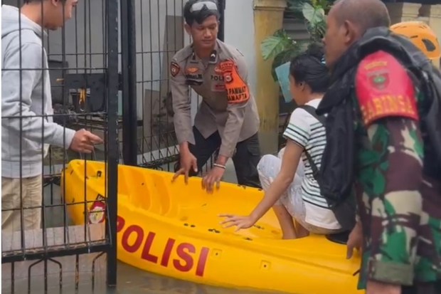 Polri Gerak Cepat Evakuasi Warga Terdampak Banjir di Sulsel