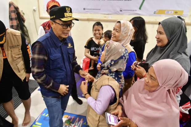 Pastikan Kebutuhan Terpenuhi, Prof Zudan Tinjau Lokasi Pengungsi Banjir