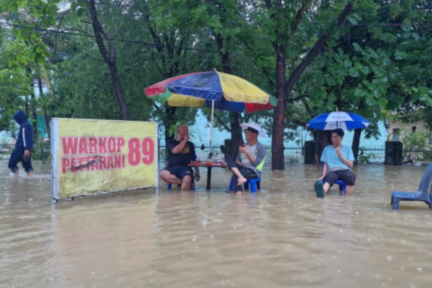 Jalan Pettarani Maros Terendam Banjir, Kendaraan Dialihkan