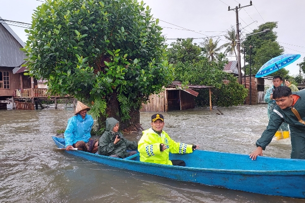 Pantau Lokasi Banjir, Polres Maros Beri Bantuan Kepada Warga