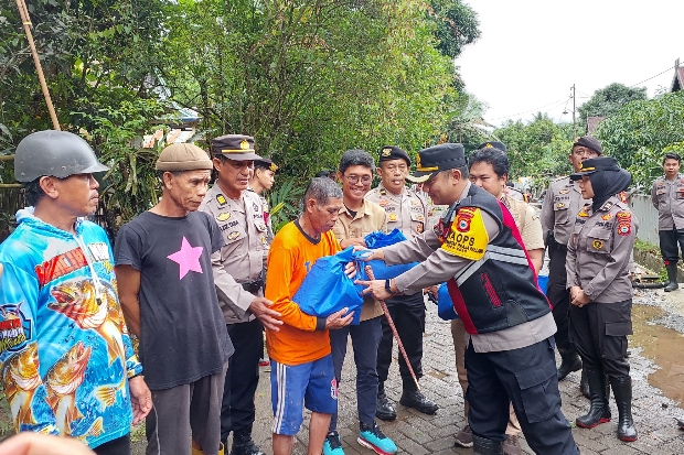 Polres Maros Salurkan Bantuan Makanan dan Layanan Medis ke Korban Banjir