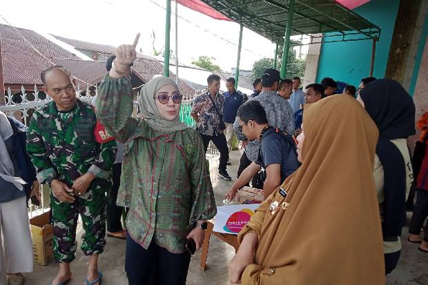 Legislator Umiyati Salurkan Bantuan ke Warga Perumnas Antang Makassar