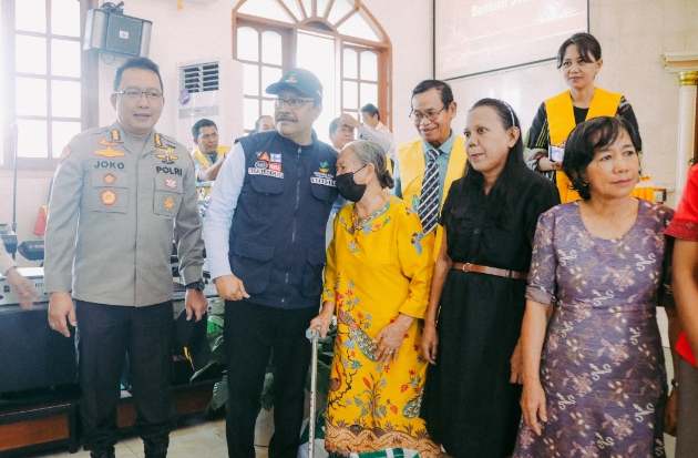 Natal Penuh Kasih, Gus Ipul Salurkan Bantuan ke Korban Banjir Makassar