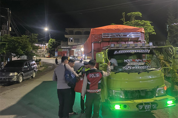 Dipantau Wakapolres, Polres Enrekang Bagikan Makanan untuk Pengendara di Pos Pam Alla