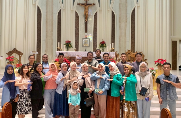 Organisasi Pemuda & Sahabat Lintas Iman Warnai Perayaan Natal di Gereja Makassar