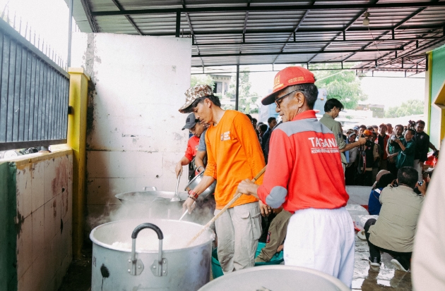 Dapur Umum Kemensos Bantu Ribuan Pengungsi Banjir di Makassar