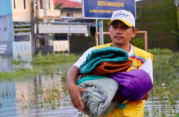 Indosat Salurkan Bantuan untuk Korban Banjir Makassar