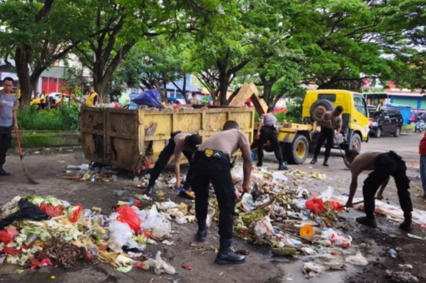 Gelar Bakti Sosial, Polres Jeneponto Bersihkan Sampah di Pasar Karisa