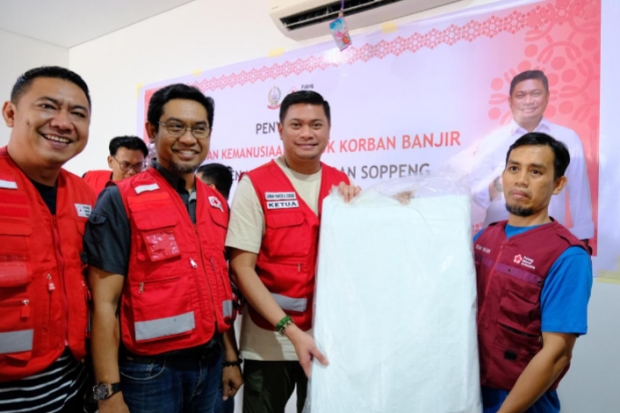 PMI Sulsel Serahkan Bantuan Penanganan Bencana ke Maros, Barru dan Soppeng