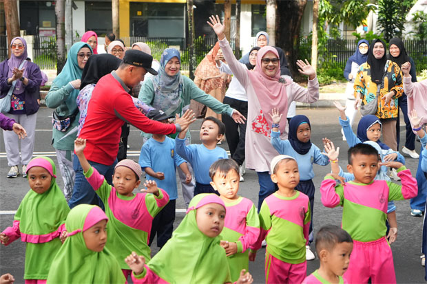 Pj Gubernur Sulsel Serahkan KIA untuk Anak-anak di Rujab