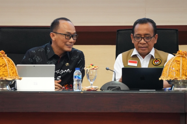 Menko PMK Serahkan Bantuan Rp14,4 Miliar untuk Penanganan Bencana di Sulsel