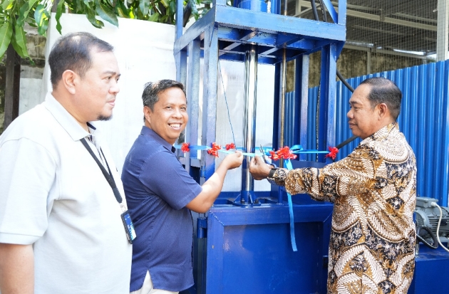 Pelindo Group Makassar Bantu Warga Buloa Kelola Sampah dengan Mesin Press