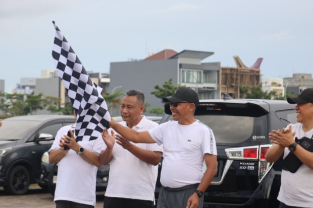 Semarak HBI ke-75, Imigrasi Makassar Fun Walk Bersama Para Pegawai