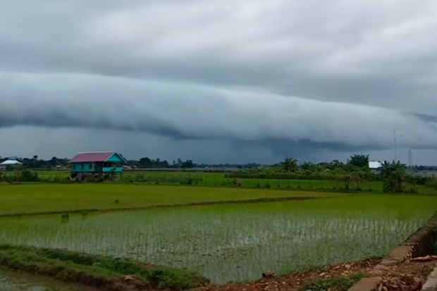 Awan Berbentuk Tsunami Hebohkan Warga Maros