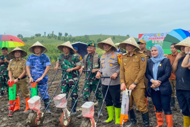 Kapolda dan Pj Gubernur Lakukan Penanaman Jagung Serentak di Jeneponto