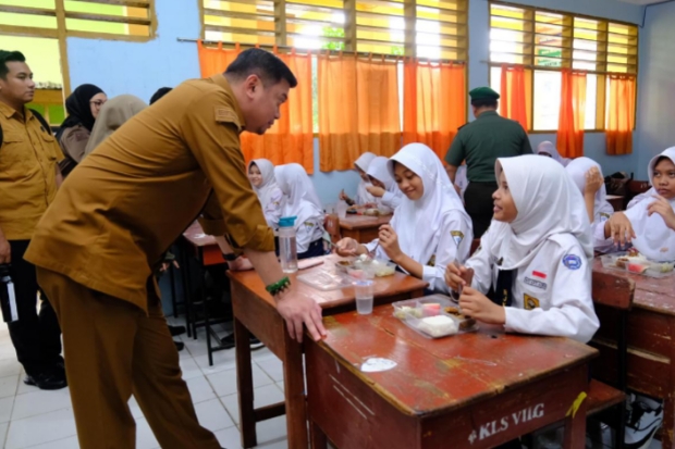 Tinjau 2 Sekolah, Adnan Pastikan Pelaksanaan MBG Lancar di Gowa