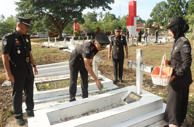 Imigrasi Polman Gelar Upacara Tabur Bunga di Taman Makam Pahlawan