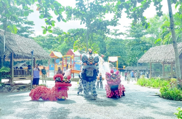 Bugis Waterpark Rayakan Imlek dengan Parade Barongsai