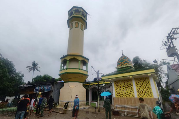 Puncak Menara Masjid Roboh, Satu  Rumah Warga Tertimpa