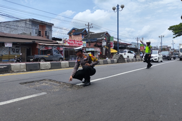 Jalan Trans Sulawesi Rusak Parah, Pengendara Diminta Waspada