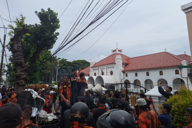 Massa Aksi Geruduk PN Makassar, Minta Hakim Tolak Praperadilan 