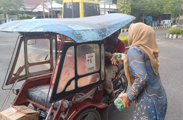 Kembali Gelar Baksos, Imigrasi Polman Bagikan Paket Sembako ke Pengemudi Bentor