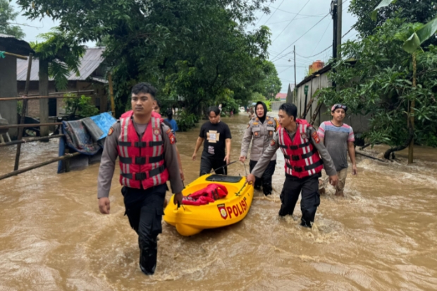 Respons Sigap Polres Maros, Evakuasi Korban Banjir hingga Bagikan Air ke Pengguna Jalan