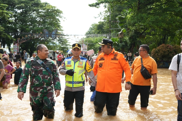 Banjir Maros: Pemerintah dan TNI-Polri Dirikan Posko Pengungsian dan Dapur Umum