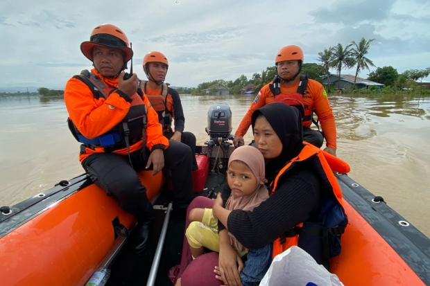 Tim SAR Evakuasi Ratusan Warga Akibat Banjir di Sejumlah Titik