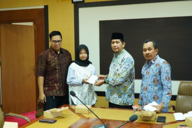 Zakat Profesi Dosen UPZ UIN Alauddin Bantu 27 Mahasiswa Kurang Mampu