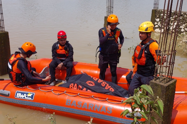 Dua Warga Maros Terseret Arus Banjir Ditemukan dalam Kondisi Meninggal