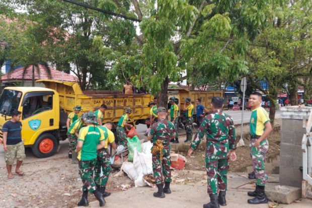 Ratusan Personel Kostrad Kariango Dilibatkan Bersihkan Sampah Banjir