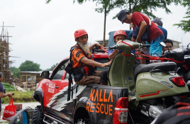 Sinergi LAZ Hadji Kalla & Kalla Rescue Bantu Korban Banjir di Makassar