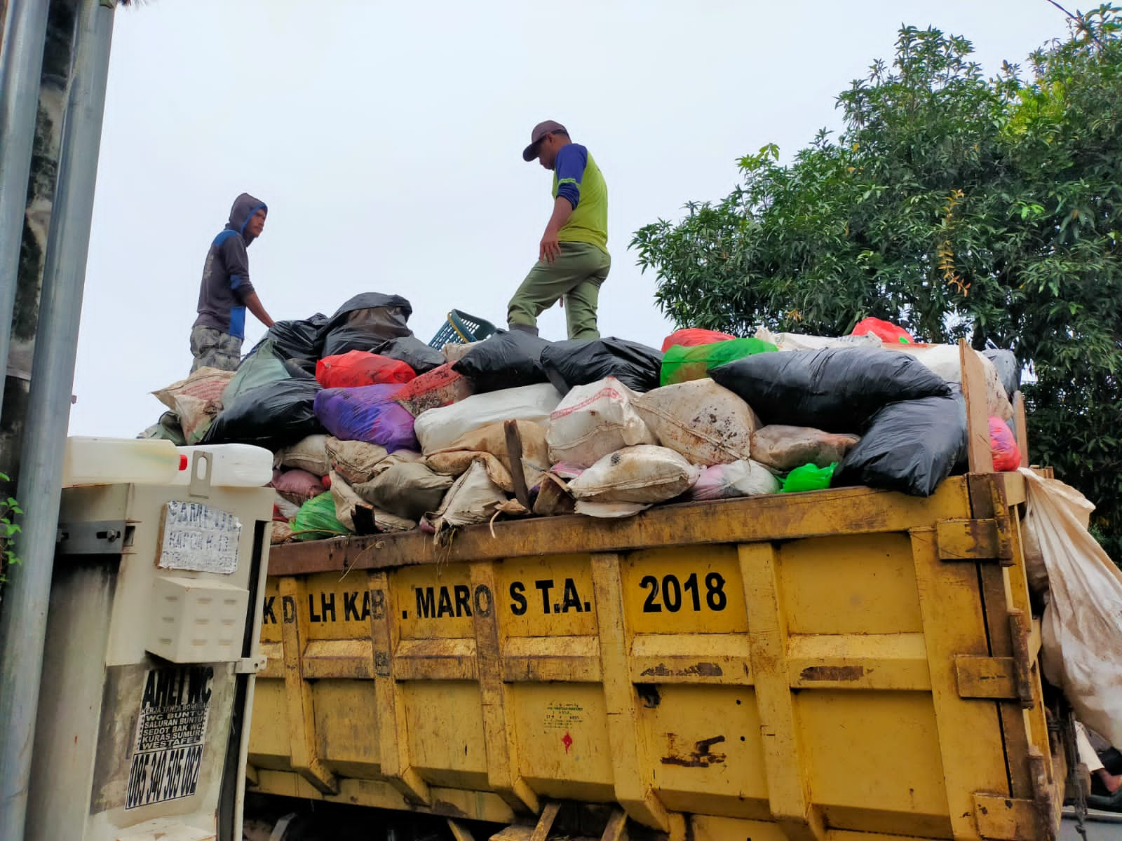 Pasca Banjir, DLH Maros Angkut Sekitar 359 Ton Sampah