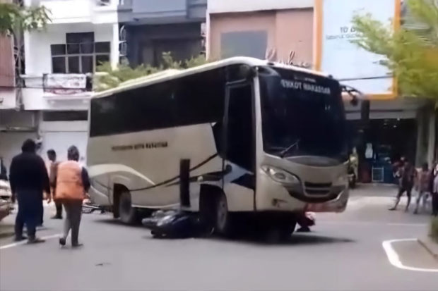 Viral Motor Terseret di Kolong Mobil Bus Pemkot Makassar, Begini Kronologinya