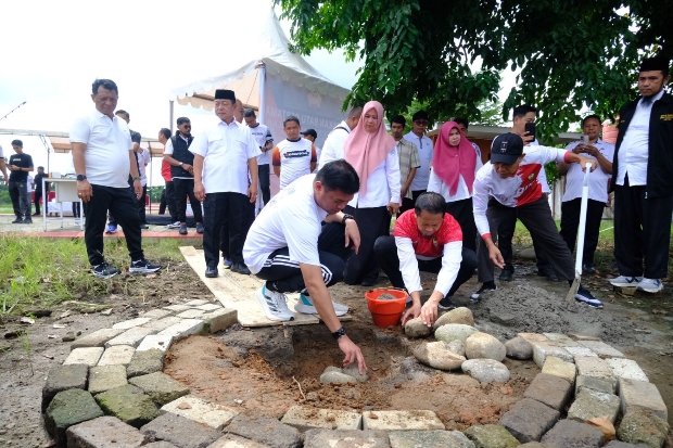 Adnan-Kio Letakkan Batu Pertama Pembangunan Musala Lapangan Sultan Hasanuddin