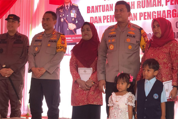 Kapolda Sulsel Serahkan Bantuan Bedah Rumah dan Santuni Anak Yatim di Wajo