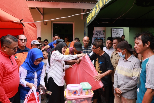 Wakil Wali Kota Makassar Salurkan Bantuan Korban Kebakaran di Asrama Kesdam II