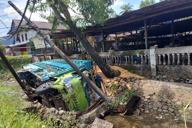 Sopir Mengantuk, Truk Pengangkut Jagung 10 Ton Terguling ke Saluran Air