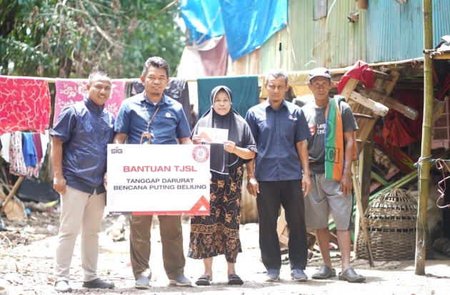 PT Semen Tonasa Salurkan Bantuan Perbaikan Rumah untuk Korban Puting Beliung